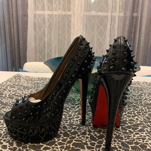 Shoes - Beautiful Red bottom high heels!!